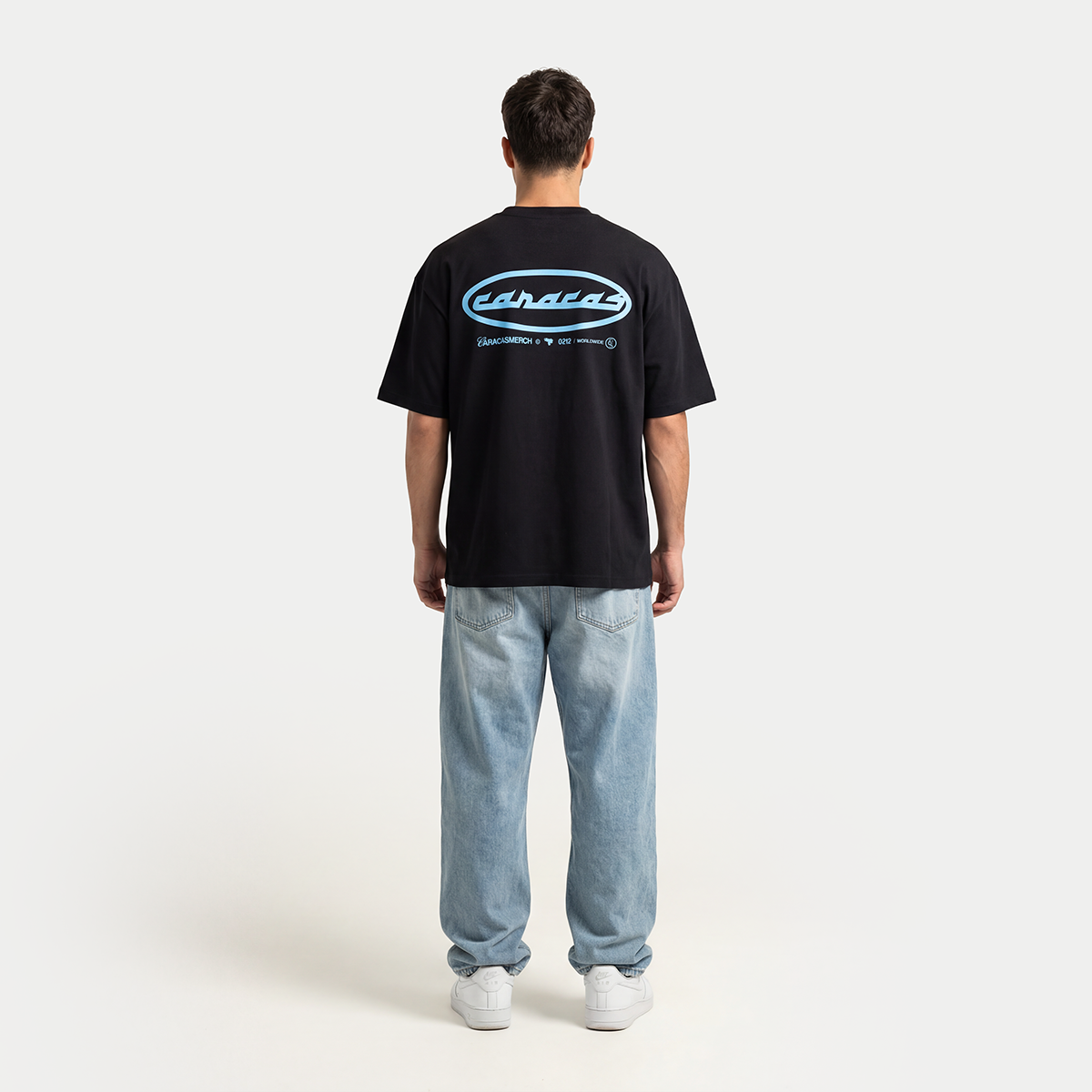 Modelo llevando la camiseta negra «Caracas Archives» de Caracas Merch